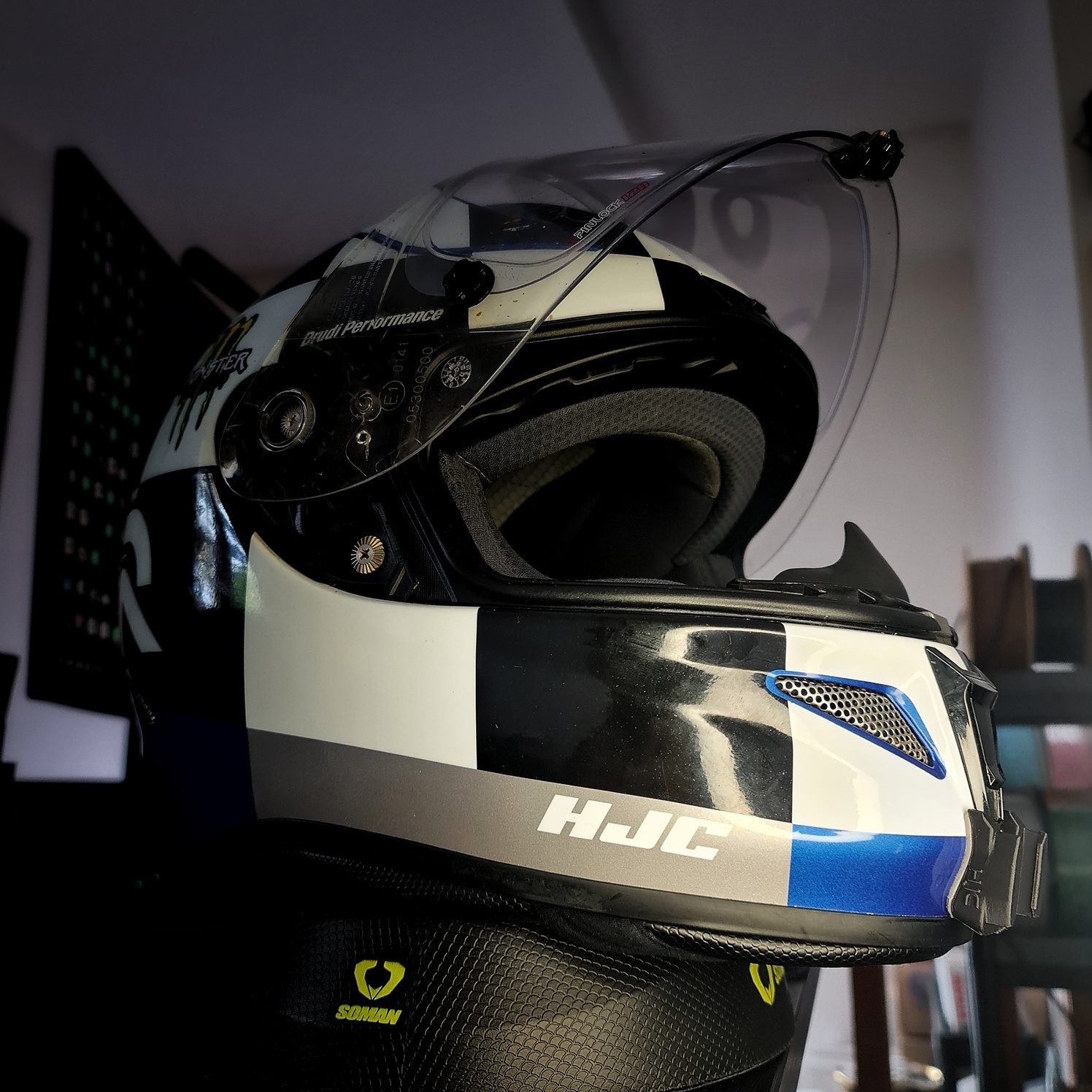 HJC RPHA 11
GoPro chin mount